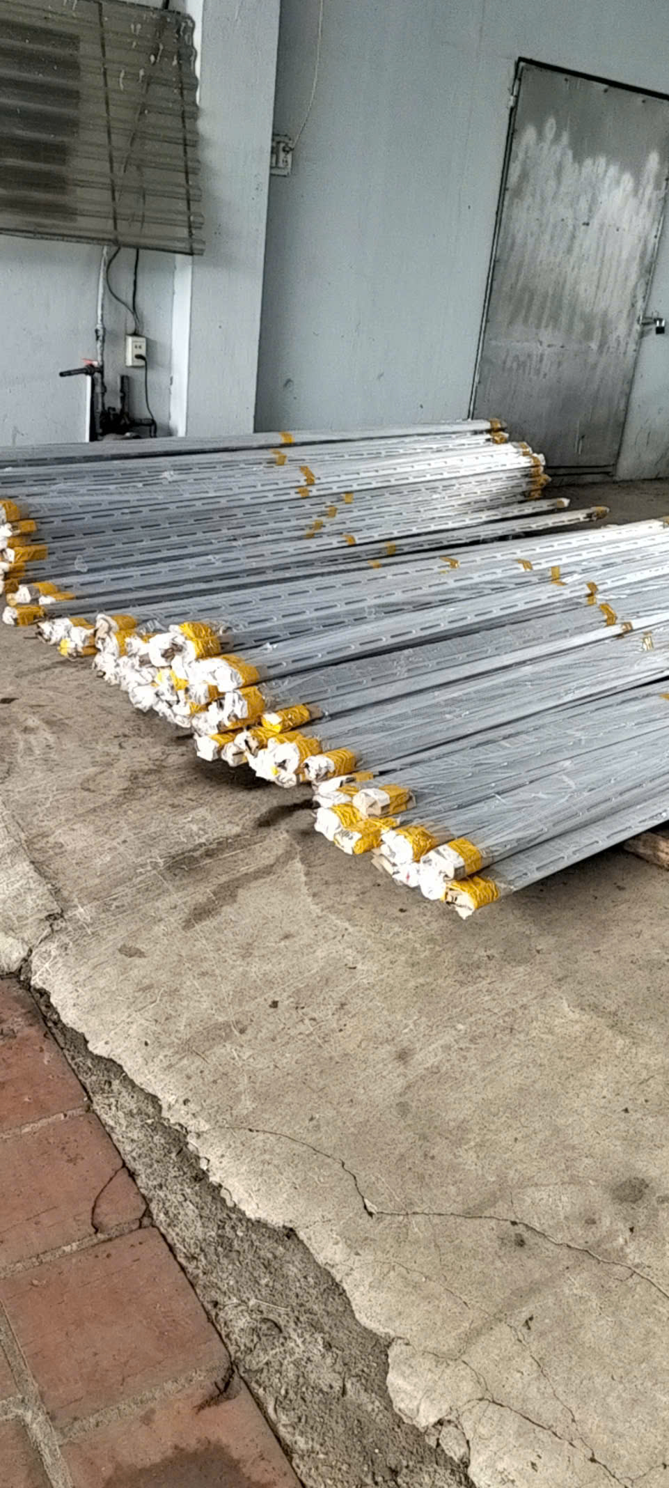 V nhôm đúc Kt: 30x30x3mm dài 3m/cây